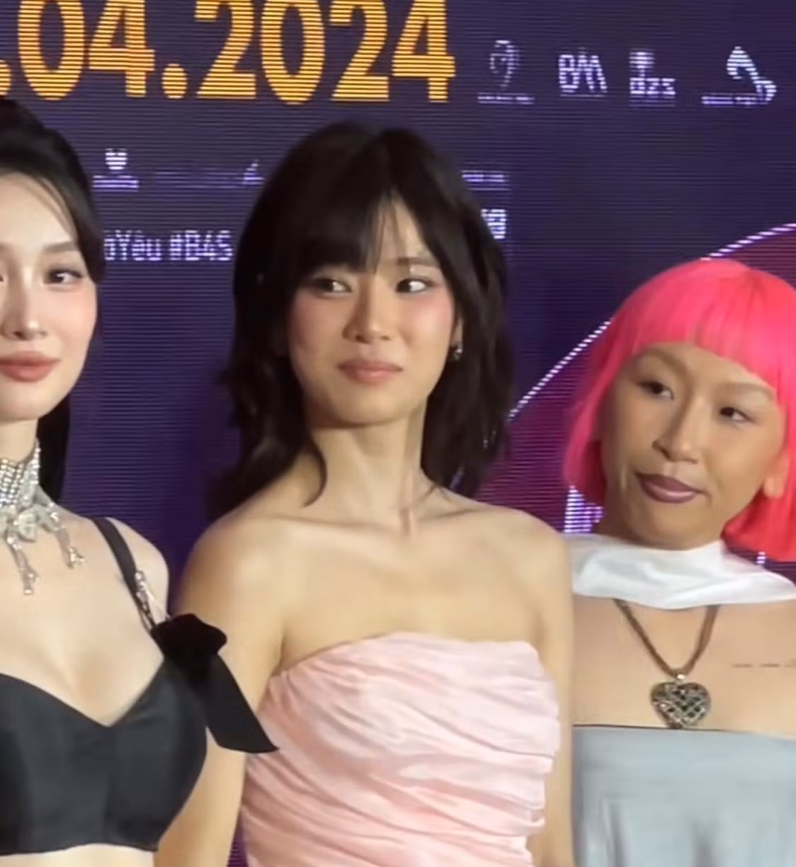 Tại công chiếu phim "B4S - Trước giờ yêu", rất nhiều tên tuổi đình đám như Hoàng Yến Chibi, Jun Vũ, Tôn Kinh Lâm, Khánh Vân, Việt Hưng, Khazsak xuất hiện. Thế nhưng khác với vẻ trang nhã của mọi người, Trang Hý nổi bật với mái tóc hồng neon.