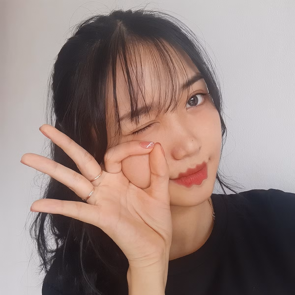 Trào lưu môi răng cưa này khiến nhiều người liên tưởng tới cặp lông mày răng cưa, cũng là trào lưu của giới trẻ trên thế giới cách đây vài tháng. Điểm chung của trào lưu này là môi hay lông mày đều có những đường uốn lượn.