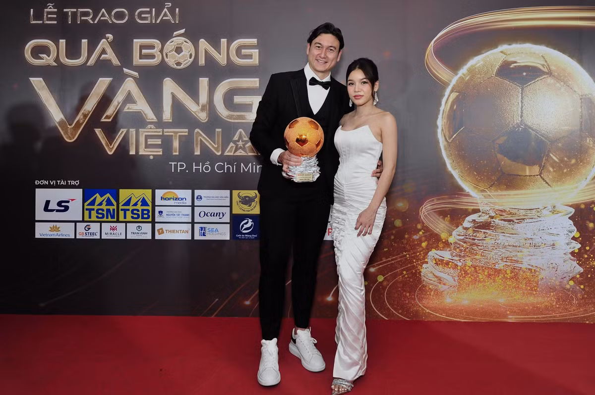 Bùi Thị Yến Xuân (sinh năm 1991, TP.HCM) là bạn gái của thủ môn Văn Lâm. Cặp đôi lần đầu lộ tin đồn hẹn hò vào năm 2018 với loạt ảnh “check-in” cùng một điểm du lịch.