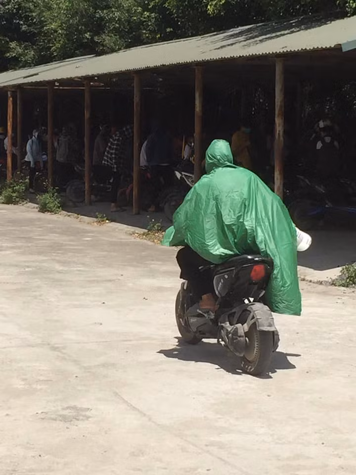 Mới đây, trên diễn đàn "Trường người ta" đăng tải tấm hình một nam sinh đi xe đạp điện, mặc áo mưa giữa thời tiết nắng nóng. Ngay lập tức, bức ảnh trên thu hút sự quan tâm đặc biệt của cộng đồng mạng.