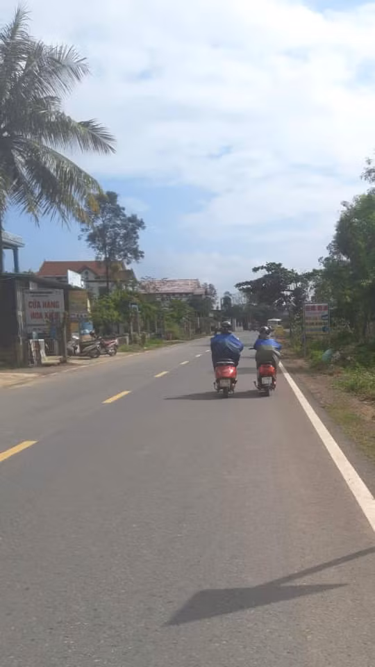Tuy nhiên, nhiều người cho rằng, áo mưa có thể tránh được nắng rát nhưng lại cực kỳ nóng bức, khó chịu. Những người có thể mặc áo mưa giữa thời tiết này quả thật quá can đảm.