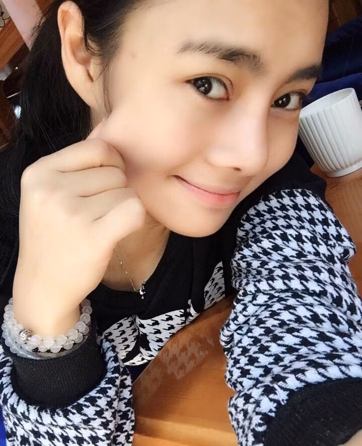 Cô nàng được bình chọn là hoa khôi của trường đại học mình theo học. Cùng với tính cách cởi mở, năng động, Phàm Phàm rất được lòng thầy cô bạn bè.