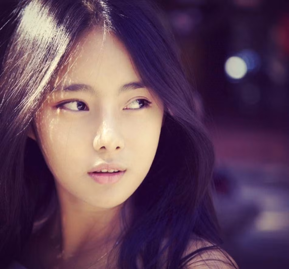 Cô nàng cũng rất hay chụp ảnh với những tư thế, biểu cảm tinh nghịch vô cùng dễ thương, xinh đẹp và nhận được rất nhiều những lời khen ngợi.