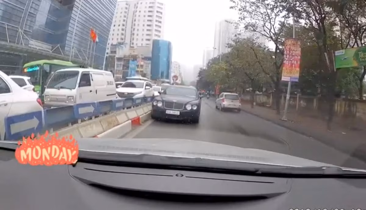 Sieu xe Bentley di nguoc chieu, CDM gay gat “co tien nhung thieu y thuc“