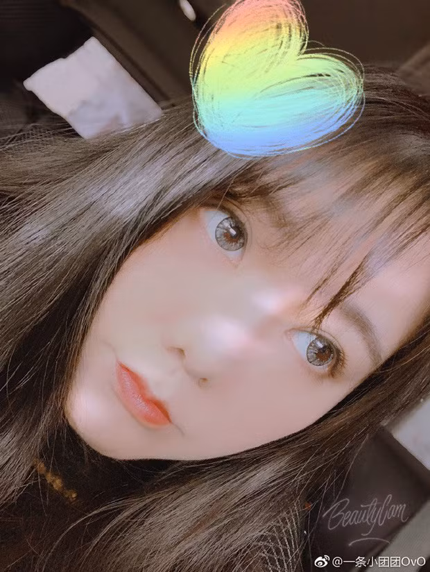 Trước khi có màn lộ diện nhan sắc thật, Xiao Tuan là một cô nàng streamer vô danh không được nhiều người để ý đến. Trong mọi live stream, dù là chơi game hay quảng cáo sản phẩm, trò chuyện cùng fan hâm mộ, cô nàng đều xuất hiện với một chiếc khẩu trang đen che kín khuôn mặt.