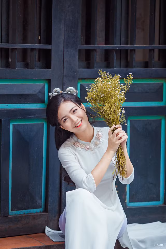 Nhờ sắc đẹp nổi bật của mình, cô nữ sinh sư phạm năm đó đã giành giải á khôi, sau khi tốt nghiệp bằng giỏi, Phan Hồng Anh được nhận về trường PTTH Amsterdam công tác.
