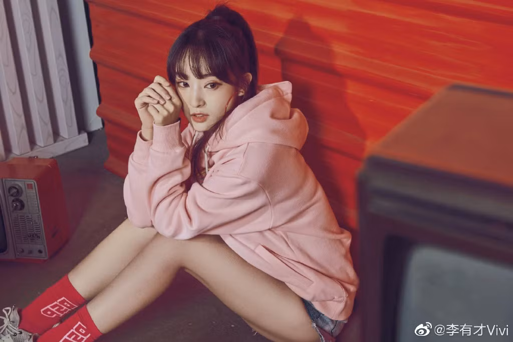 Vivi (SN 1992) tên thật là Lý Uy cũng là một nữ game thủ Trung Quốc nổi tiếng khắp Châu Á khi sở hữu riêng 2 đội eSports. Cô nàng từng là sinh viên khoa Biểu diễn - học viện Quảng Cáo trường Đại học Liên Hợp Bắc Kinh.