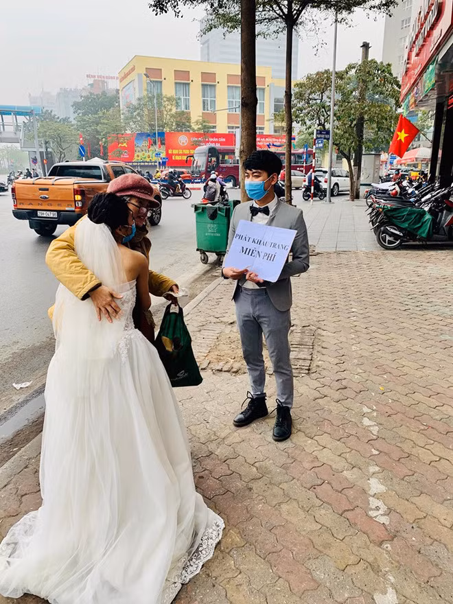 Việc phát khẩu trang rồi ôm ấp, bắt tay nhiều người trên đường cũng được cho là không ổn một chút nào. Hành động này khiến virus corona xâm nhập vào cơ thể một cách dễ dàng, sử dụng khẩu trang cũng như không.