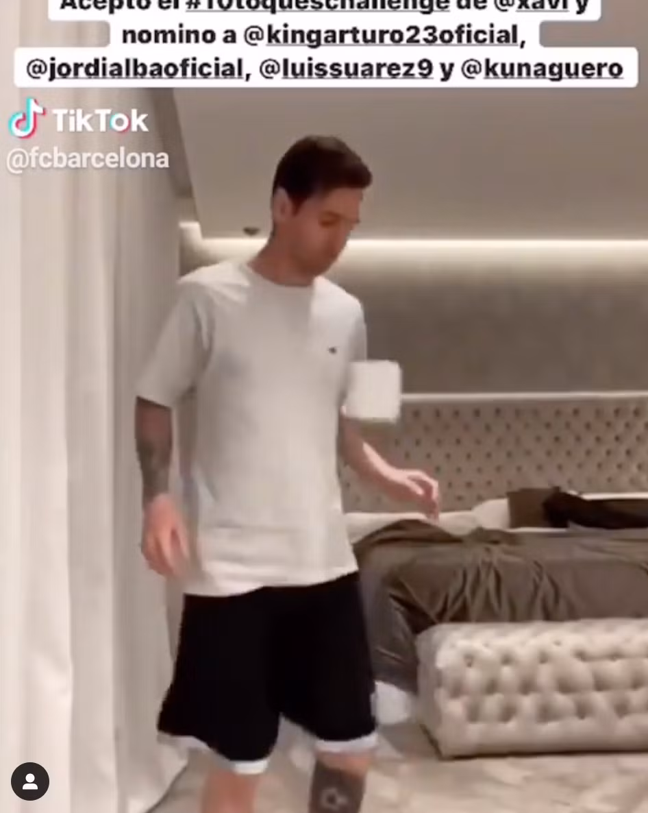 Messi, tên tuổi bóng đá nổi tiếng thế giới cũng vô cùng hào hứng tham gia thử thách tâng giấy vệ sinh. Anh dễ dàng vượt qua được 10 cú tâng giấy vệ sinh theo luật chơi và còn tag tên những người đồng đội cùng CLB của mình tham gia.