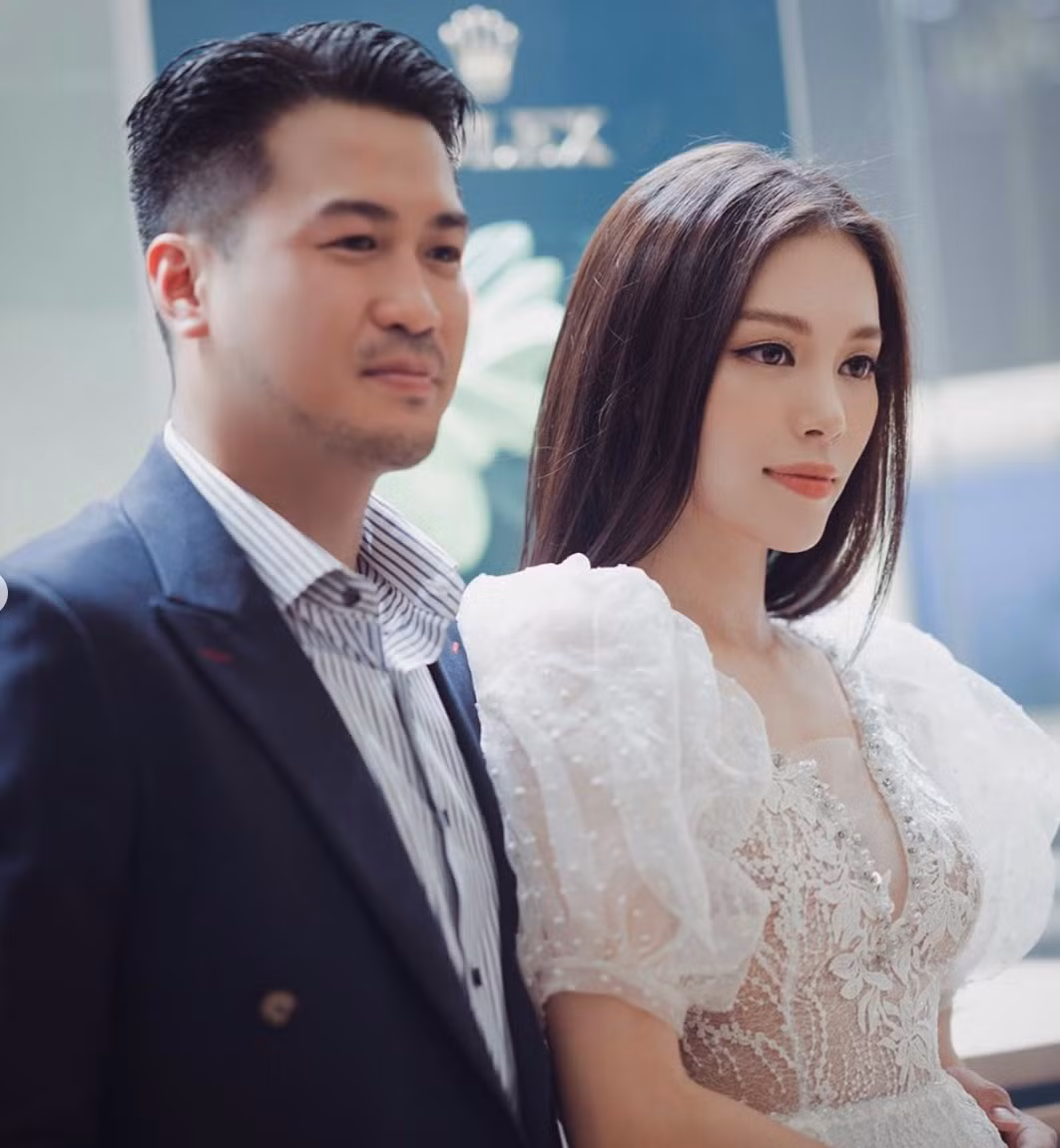 Linh Rin, nửa kia của doanh nhân đình đám Phillip Nguyễn cũng là "công chúa" trong mắt người yêu. Nếu so với dàn tình cũ của bạn trai như Huyền My, Tú Anh,...thì Linh Rin chẳng phải gương mặt quá nổi bật nhưng cô lại là người duy nhất được Phillip công khai.