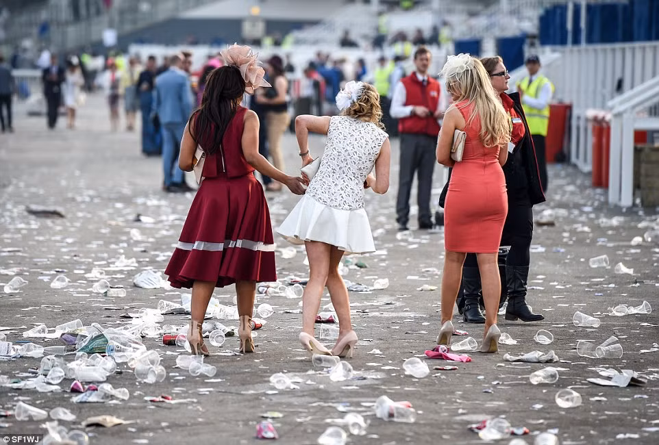 Giải đua ngựa Grand-National tại trường đua Aintree ở Liverpool là một sự kiện thường niên cực kỳ náo nhiệt và thu hút đông đảo người dân. Đây cũng được xem như "ngày của các quý cô, quý bà" hay còn gọi là lễ hội thời trang của tất cả các quý cô, quý bà tại Anh quốc.