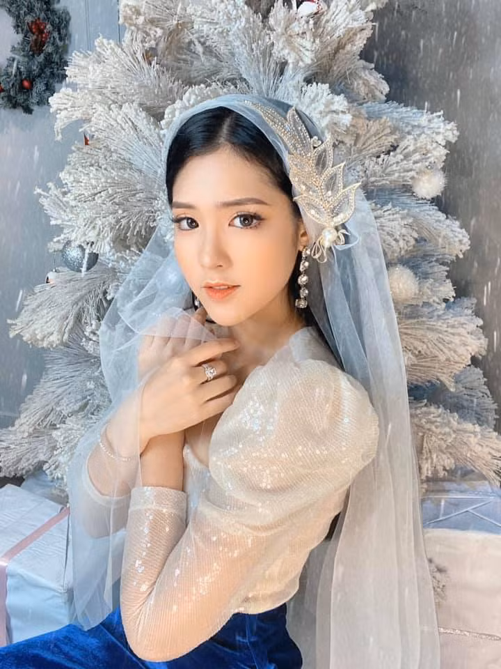Hiện tại, Đoan Nghi muốn toàn tâm học tập để có một kết quả thật tốt, tập trung vào kỳ thi quan trọng sắp tới. Hot girl dự định sẽ theo đuổi nghệ thuật hoặc nghề trong lĩnh vực thẩm mỹ.