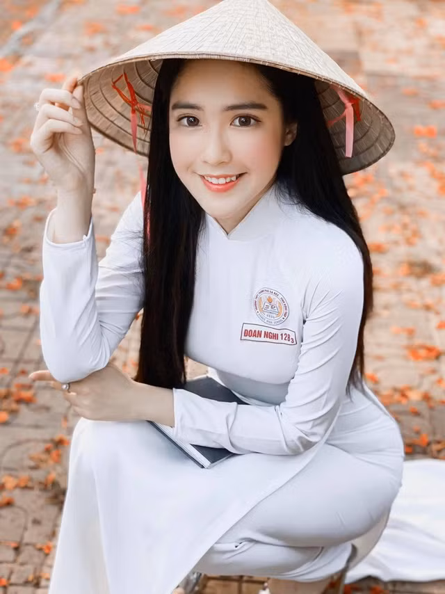 Bộ ảnh được thực hiện ngay ngoài công viên, nơi có hàng hoa phượng đang nở rộ. Đoan Nghi chứng minh rằng con gái Việt Nam diện áo dài là đẹp và thu hút nhất.
