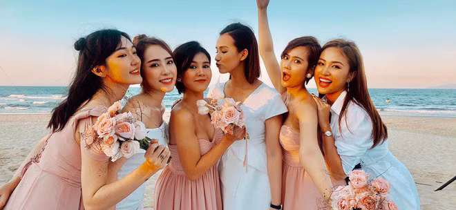 Diễn viên Ghét thì yêu thôi lên xe hoa ở tuổi 30. Nhóm bạn bè, đồng nghiệp thân của cô đáp chuyến bay từ Hà Nội đến Đà Nẵng dự cưới.