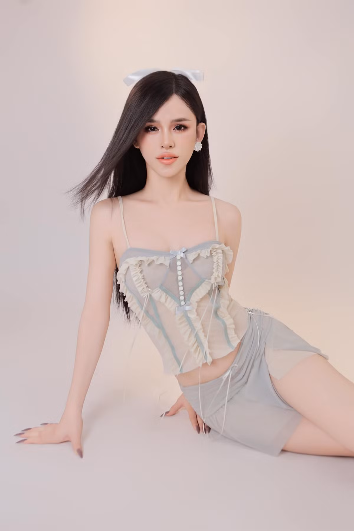 Với màn "lột xác" cực kỳ thành công, hot Tiktoker này nhận được rất nhiều sự chú ý của netizen, có người chúc mừng vì "nàng mèo" đã tìm được chính bản thân mình: "Xinh quá ủng hộ em", "Hi vọng rằng với nhan sắc này, bạn sẽ biết cách tận dụng lợi thế, không cần phải dùng chiêu trò để nổi tiếng nữa".
