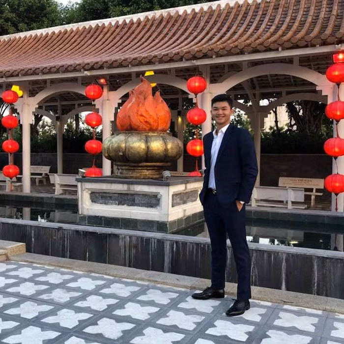 Con trai HLV Lê Huỳnh Đức sở hữu ngoại hình sáng sủa, đẹp trai và chiều cao nổi trội. Anh còn được đánh giá là có nụ cười toả nắng, thừa hưởng nét đẹp của cả bố và mẹ. Thế nhưng gia đình HLV SHB Đà Nẵng lại rất ít khi chia sẻ về cuộc sống thường nhật trên mạng xã hội.