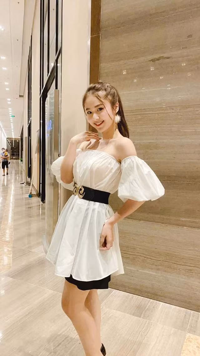 Không chỉ có lợi thế về ngoại hình, Phương Linh còn có loạt thành tích ấn tượng như Quán Quân Miss Lady’ Night HVTC, Hoa Khôi Tài Sắc Việt Nam 2017, Top 30 The Face Việt Nam 2018 (miền Bắc),...