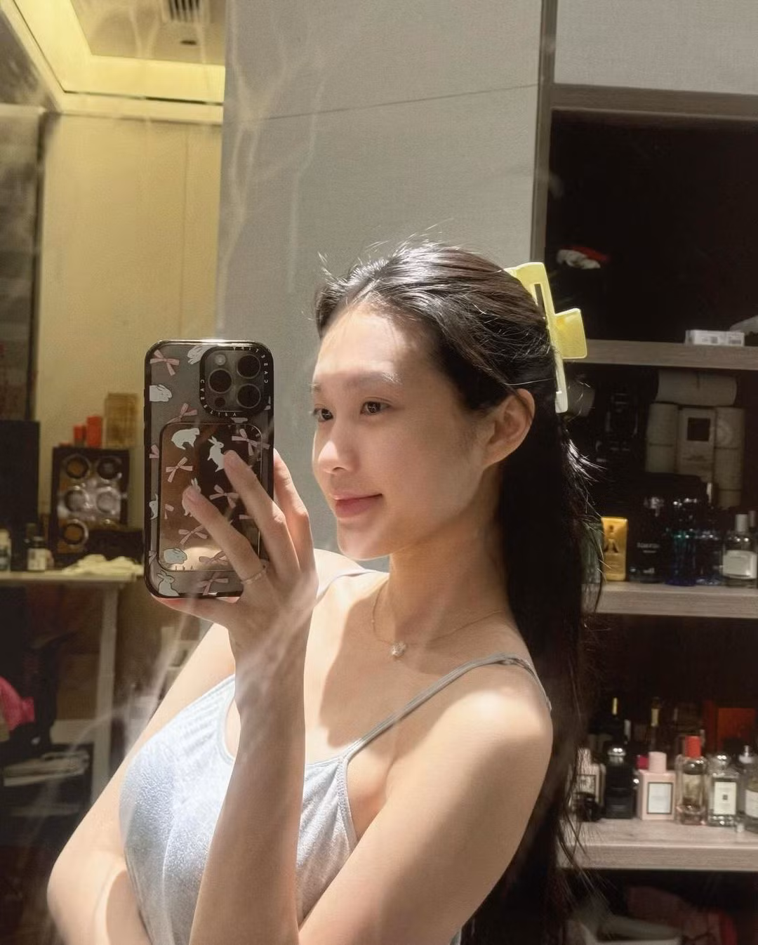 Ở phần bình luận, rất nhiều người đều tấm tắc khen ngợi vẻ đẹp giản dị của mẹ bỉm: "Xinh iu quá mẹ lúa ơi, mẹ lúa trộm vía quá trời luôn", "vẻ đẹp tự nhiên dịu dàng", "Má ơi xinh điên".