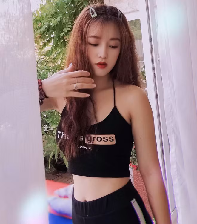 Diễn viên Puka ngoài đời được khen trẻ trung hơn tuổi nhờ chuộng gu ăn mặc nữ tính, điệu đà. Không sải bước trên thảm đỏ sự kiện, trang phục street style của cô gắn liền cùng áo thun, quần shorts, giày sneakers thể thao… giúp tôn vẻ ngoài khỏe khoắn, năng động và "hack tuổi" hiệu quả.