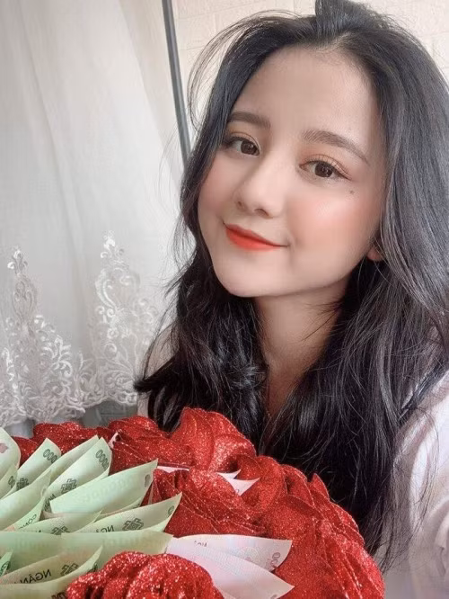 Trước đó, Huyền Trang từng được biết đến khi xuất hiện trong bộ ảnh phong cách nàng thơ trong trẻo và ngay lập tức gây chú ý. Đa phần đều nhận xét cô có góc nghiêng giống mỹ nhân Trung Quốc Địch Lệ Nhiệt Ba.