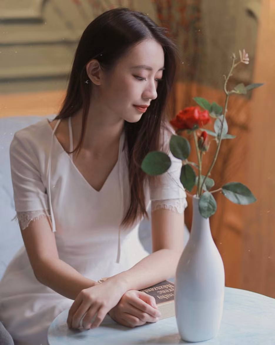 Với khuôn mặt thon, sống mũi cao và góc chụp nghiên "thần thánh", Hải Hà được nhận xét là sở hữu nhan sắc có phần giống diễn viên Jun Vũ.