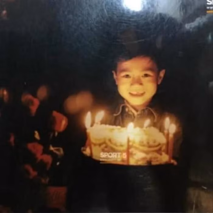 Mới đây nhân dịp sinh nhật tuổi 28, tiền đạo Nguyễn Văn Toàn đã đăng lại loạt hình ảnh đón sinh nhật bên gia đình. Nam cầu thủ cũng gợi lại những hình ảnh từ ngày bé khiến người hâm mộ không khỏi bật cười.