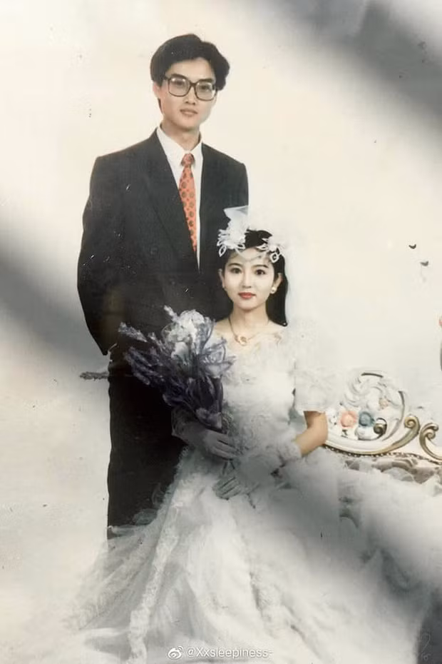 Cả bố và mẹ đều đẹp như minh tinh thế này thì con chẳng lấy đâu ra nét xấu được. Nhan sắc thế này giờ nhìn còn chết mê huống chi ngày xưa. Chỉ trách bố mẹ sinh nhầm thời không thì giờ đã là diễn viên, người mẫu rồi.