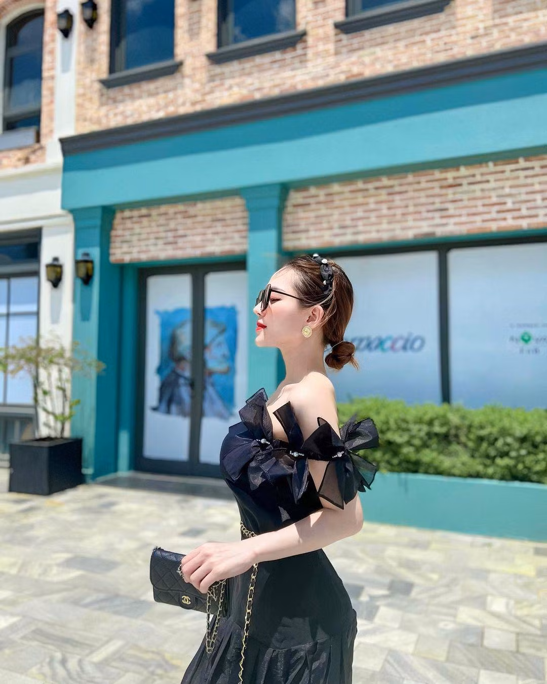 Trước những bình luận trái chiều, cô giáo sinh năm 1997 bày tỏ quan điểm cá nhân rằng trang phục của mình khi diện đều chú ý đến sự lịch sự, kín đáo, đồng thời đây cũng là một cách giúp cô tạo ấn tượng tốt với người đối diện và trở nên tự tin hơn khi đứng trên bục giảng.