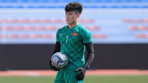 Thủ môn U22 Việt Nam Bùi Tiến Dũng là một trong những "hot boy sân cỏ" dính tin đồn với nhiều hot girl nhất làng bóng đá Việt. Thế nhưng thủ thành người Thanh Hoá lại chưa bao giờ lên tiếng chính thức về các mối quan hệ yêu đương của mình.