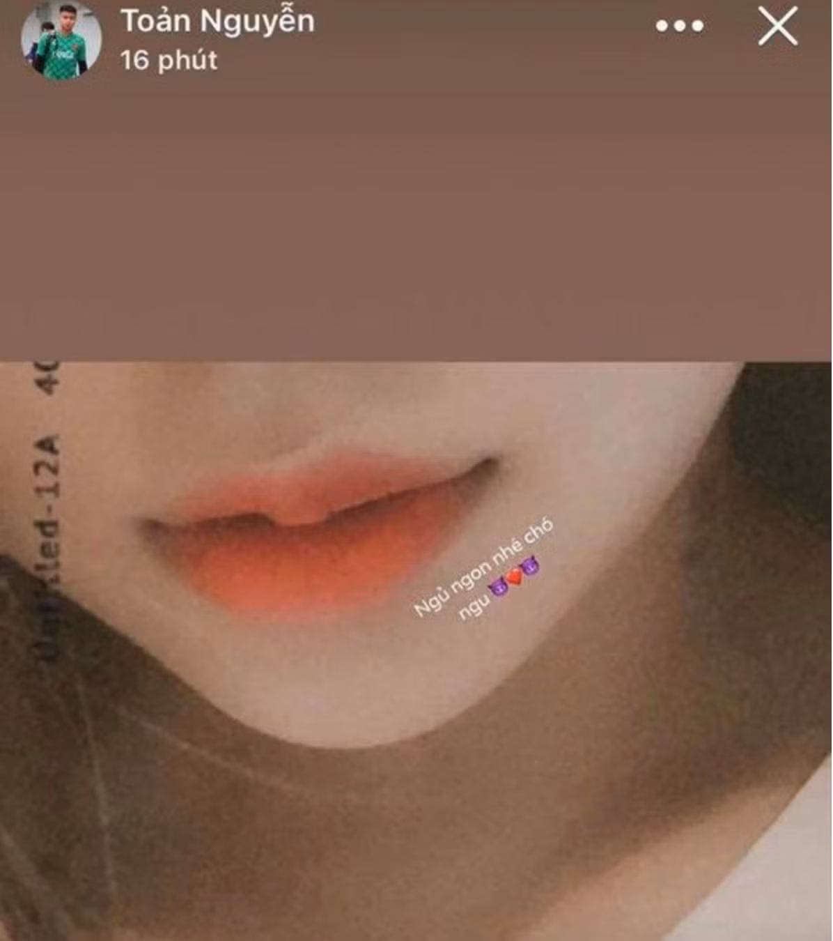 Thủ môn quê Hải Phòng cũng âu yếm chúc ngủ ngon và gọi bạn gái là "chó ngu" trên mạng xã hội.