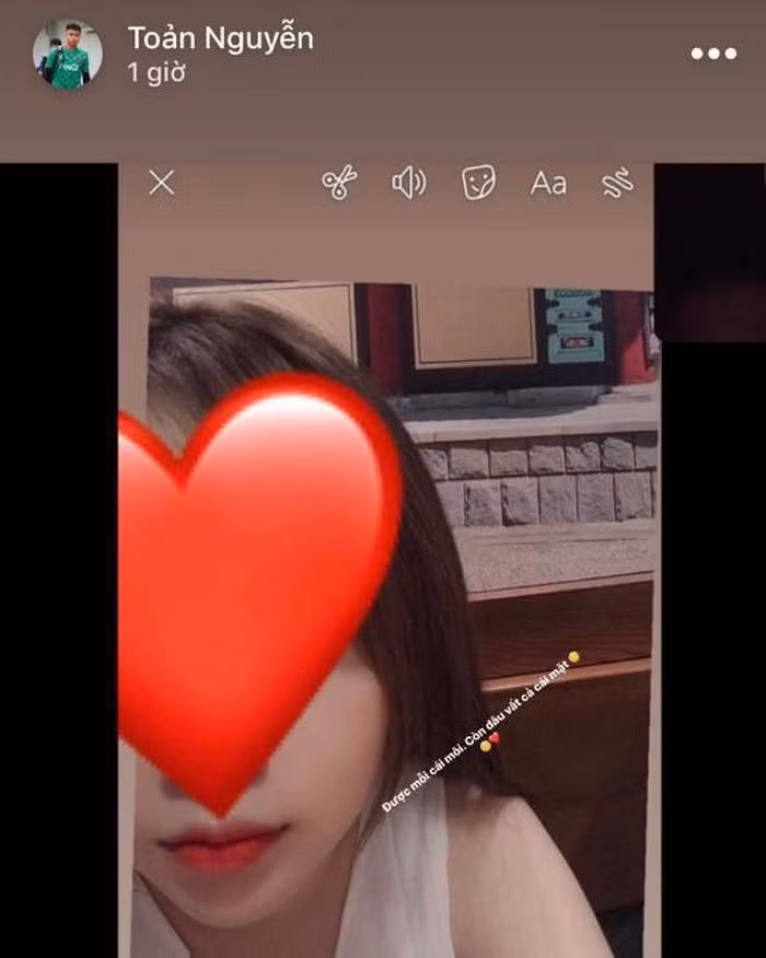 Mặc dù chưa một lần công khai danh tính người yêu nhưng Văn Toản thường xuyên dành những lời mật ngọt cho bạn gái trên mạng xã hội khiến người hâm mộ ghen tỵ.
