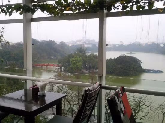Tại các quán cafe trong ngày đầu năm mới, bạn trẻ sẽ được du khách nước ngoài san sẻ niềm vui bằng những bản nhạc sôi động và những ly rượu champagne để cùng đón chào năm mới.
