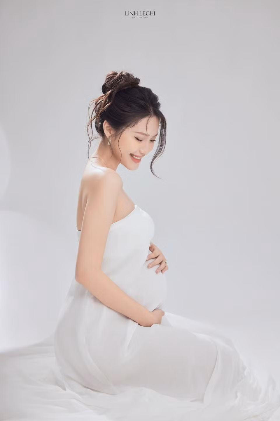 Trước đó, Doãn Hải My liên tục vướng nghi vấn đang mang thai con đầu lòng. Sau đám cưới, người đẹp dần kín tiếng. Tuy nhiên trong 1 số khoảnh khắc được bắt găp trước đây, Doãn Hải My đã để lộ vòng 2 lớn hơn bình thường.