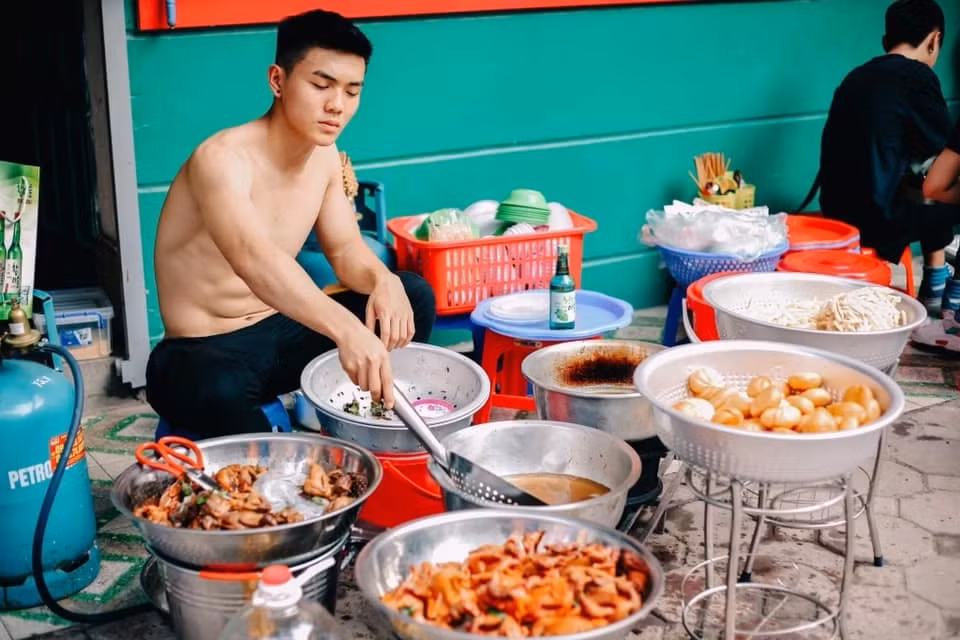 Theo đó, một dàn các chàng trai cởi trần, khoe cơ bắp săn chắc tận tay phục vục món ăn cho khách hàng. Có tới 4 – 5 người đàn ông đi lại phục vụ trong một quán vỉa hè chỉ có diện tích hơn… 10m2