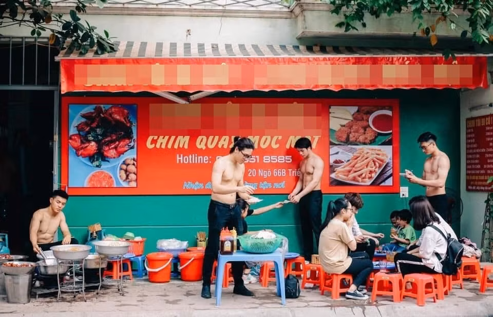 Đây không phải là lần đầu tiên, các chủ quán ăn, đồ uống dùng hình thức này để pr cho tên tuổi của thương hiệu mình. Trước đó, quán ăn nhỏ trong ngõ Triều Khúc đã từng gây nhiều luồng dư luận khi sử dụng phương pháp tương tự