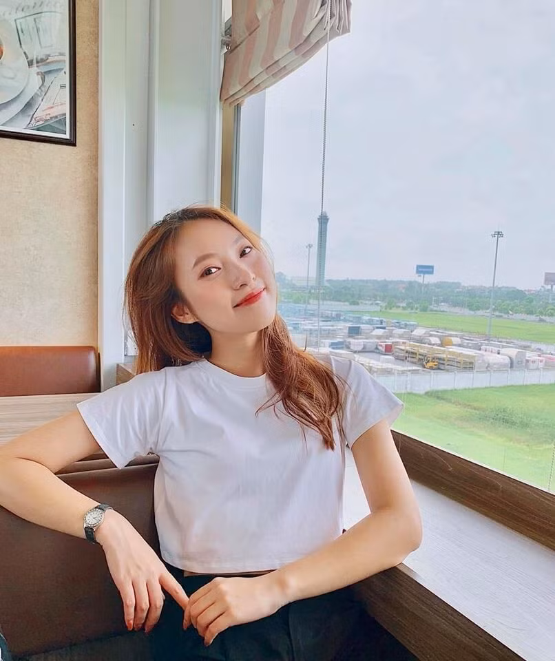Khánh Vy (SN 1999) được biết đến lần đầu tiên qua clip nói chuyện bằng 7 thứ tiếng. Cô nàng hiện là một trong những MC trẻ nhất của VTV khi cầm mic các chương trình như 8 IELTS, Crack Em Up, Follow Us....