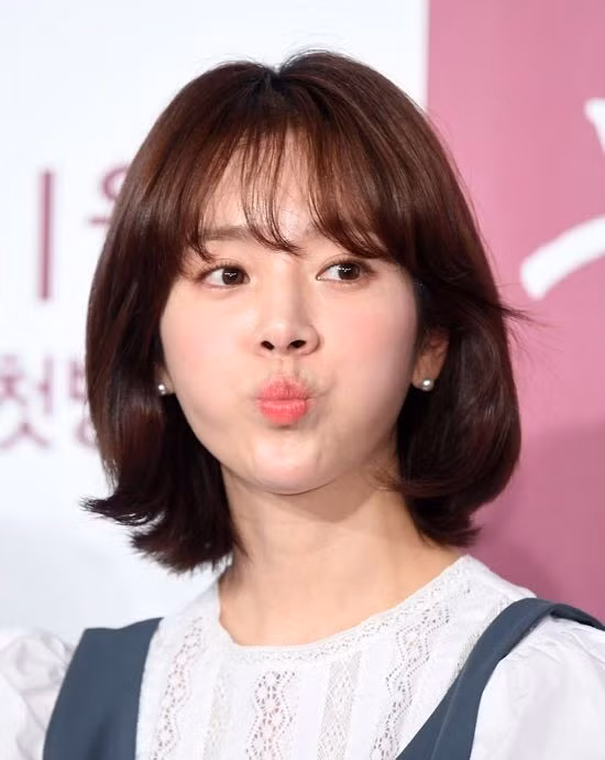 Han Ji Min chỉ cao khoảng 156cm nhưng khả năng diễn xuất và vẻ đẹp của cô mới chính là thế mạnh để thu hút một lương fan vô cùng hùng hậu.