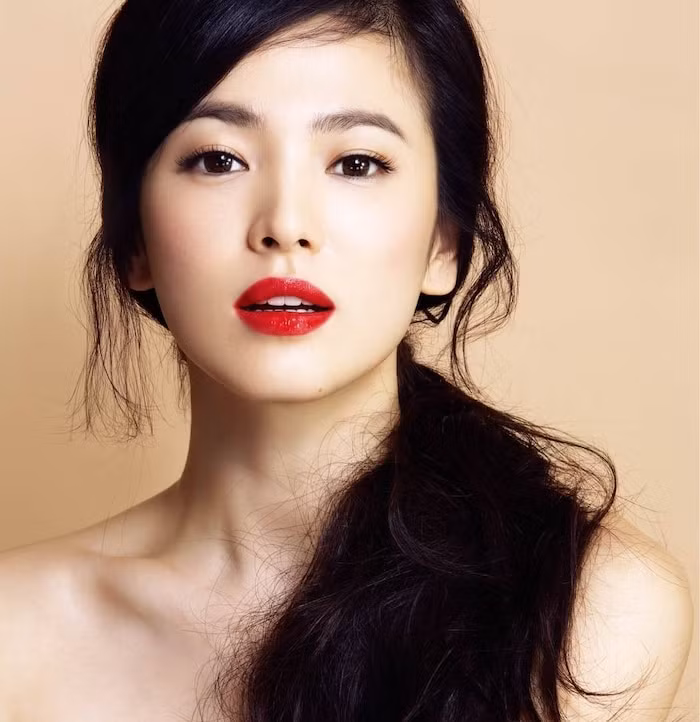 Song Hye Ko chỉ cao khoảng 155cm nhưng cô vẫn là tượng đài nhan sắc và là hình mẫu lý tưởng của phụ nữ Hàn Quốc.