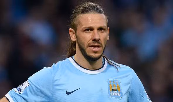 Martin Demichelis ( Manchester City – Aghentina ): Dù không còn ở đỉnh cao phong độ nhưng Demichelis là một cầu thủ rất giàu kinh nghiệm khi từng chinh chiến ở rất nhiều đội bóng lớn châu Âu. Anh cũng có công đóng góp khi giúp Argentina lọt vào chung kết World Cup 2014 vừa qua.