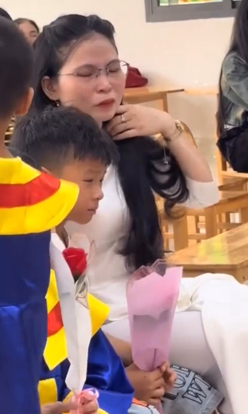 Nhìn gương mặt của bé trai, ai nấy cũng đều thương cho em. Đồng thời, nhiều người cũng ca ngợi cô giáo đã có hành động đẹp, ở bên an ủi học trò tỏng phút giây quan trọng.