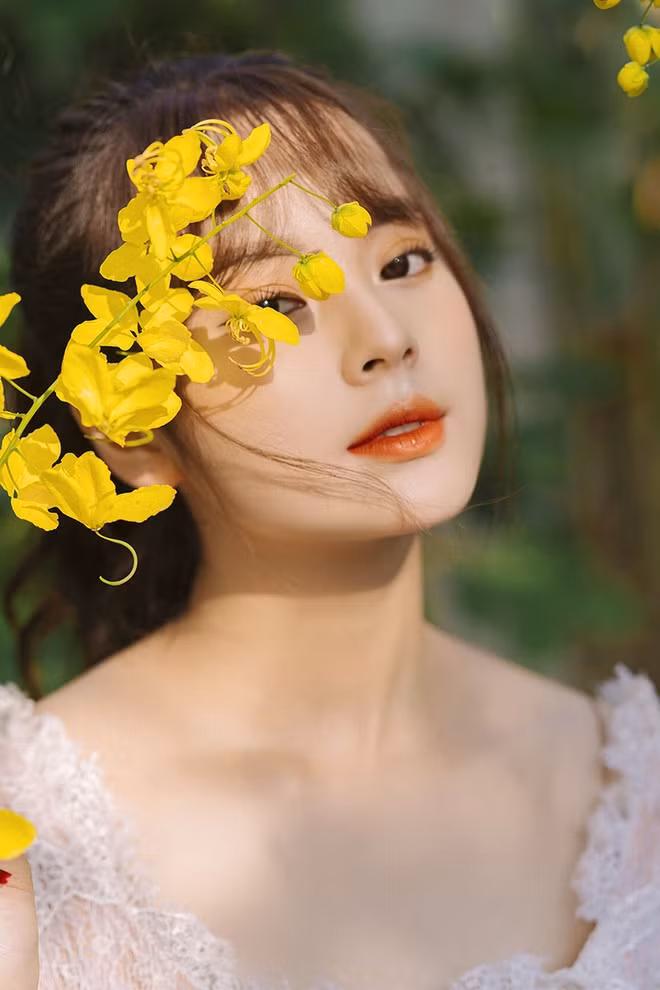 Nhờ vẻ ngoài xinh xắn, thân hình cân đối, Ngân Hà hiện làm thêm công việc mẫu ảnh ngoài thời gian ngồi trên ghế nhà trường.