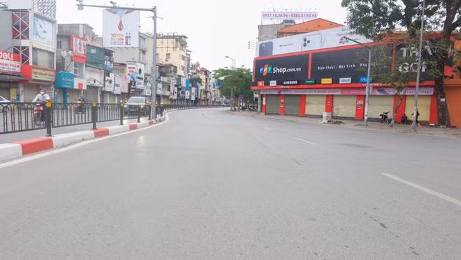 Ngay cả buổi sáng, ở nhiều tuyến phố đông đúc của thủ đô cũng thưa thớt bóng người. Xem thêm clip: Hàng loạt quán hàng đóng cửa sau nghị định 100 và dịch Covid-19| VTC14 - Nguồn: Youtube