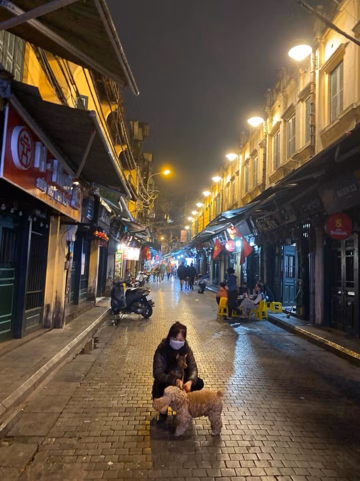 Khác với vẻ xô bồ, luôn ồn ào tiếng cười nói, chào mời, phố Tạ Hiện những ngày giữa dịch Covid-19 tĩnh lặng, vắng vẻ lạ thường. Nơi đây thông thoáng đến nỗi người dân xếp ghế ra giữa đường ngồi trò chuyện giết thời gian.