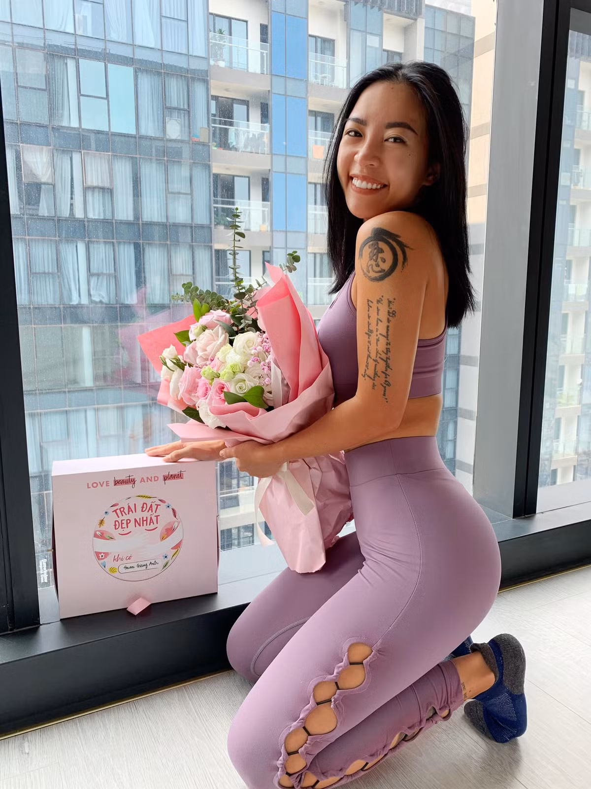 "Không hiểu tại sao lên sóng truyền hình mà nói như vậy, sống thoáng cũng không nên thế. Có chồng ở đó nữa, không giữ thể diện cho chồng à?", "Những chuyện tế nhị thế thì biết với nhau thôi, mang ra cho cả thiên hạ bàn tán à?" - Dân mạng bình luận.
