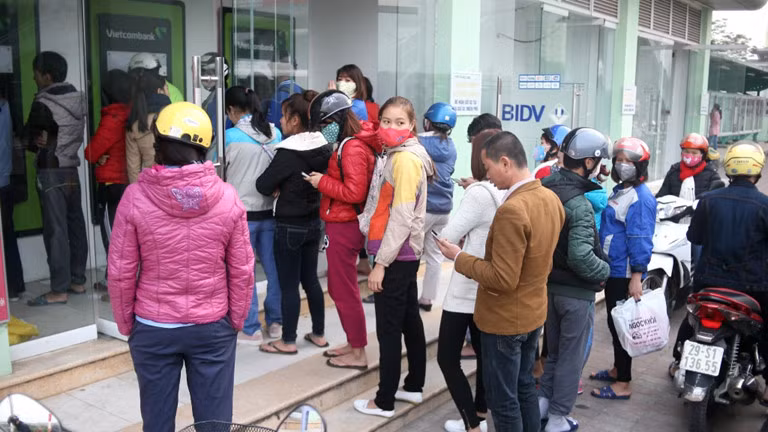 Cận Tết, nhu cầu sử dụng cây ATM cao, chính bởi vậy nhiều ngân hàng không chấp nhận việc rút tiền trái ngân hàng để đảo bảo quyền lợi cho khách hàng của mình. Chính bởi vậy ở nhiều cây, tình trạng những hàng dài chờ đợi trong mệt mỏi tại một địa điểm diễn ra mỗi dịp Tết.