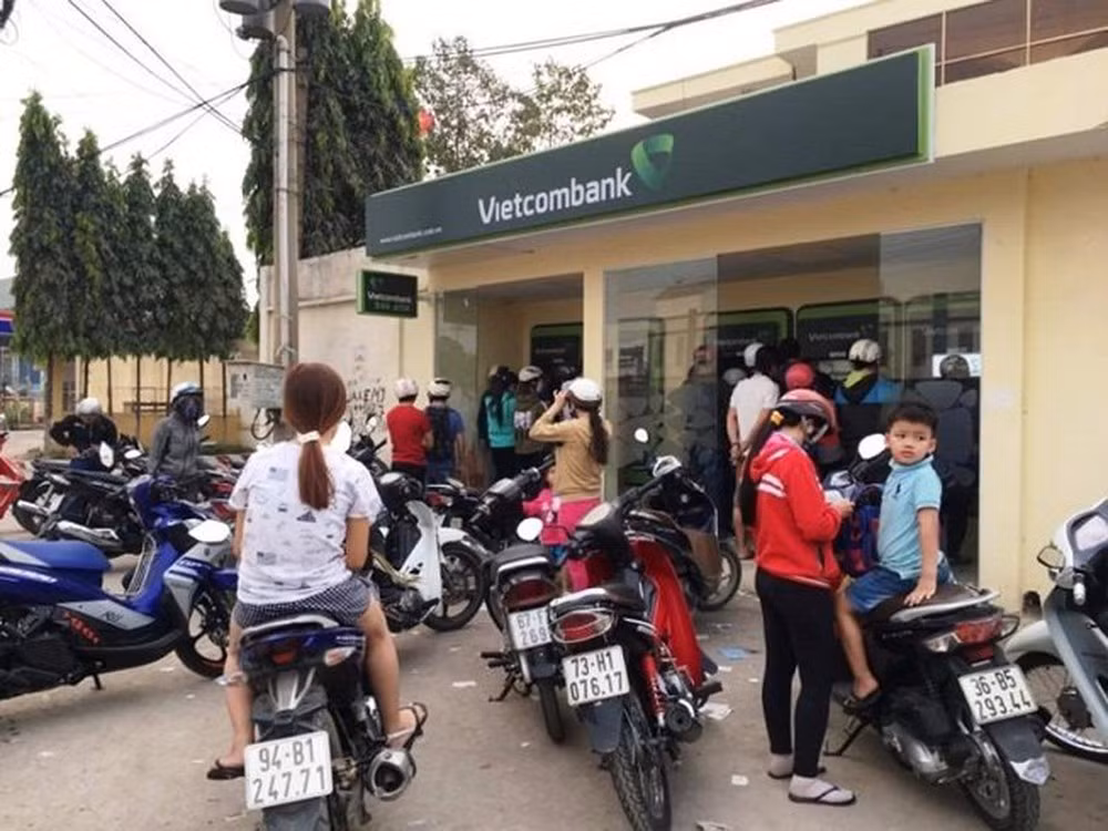 Những ngày 26, 27 Tết là thời điểm sinh viên, người lao động bắt đầu kỳ nghỉ nên đây là lúc các cây rút tiền rơi vào tình trạng quá tải bởi nhiều người muốn có tiền để sắm sửa năm mới trước khi trở về quê.