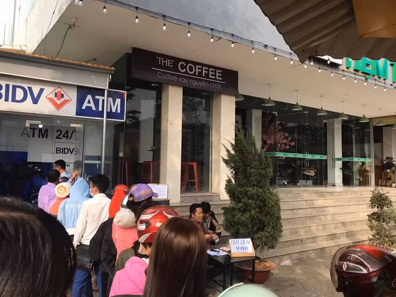 Thậm chí, ngay bên ngoài cây rút tiền còn sinh ra những dịch vụ tức thời để đáp ứng nhu cầu của nhiều người không có thời gian. Cụ thể sẽ có người đưa cho bạn tiền mặt, bạn chỉ cần chuyển tiền qua tài khoản cho họ là được, tất nhiên sẽ mất một chút phí.