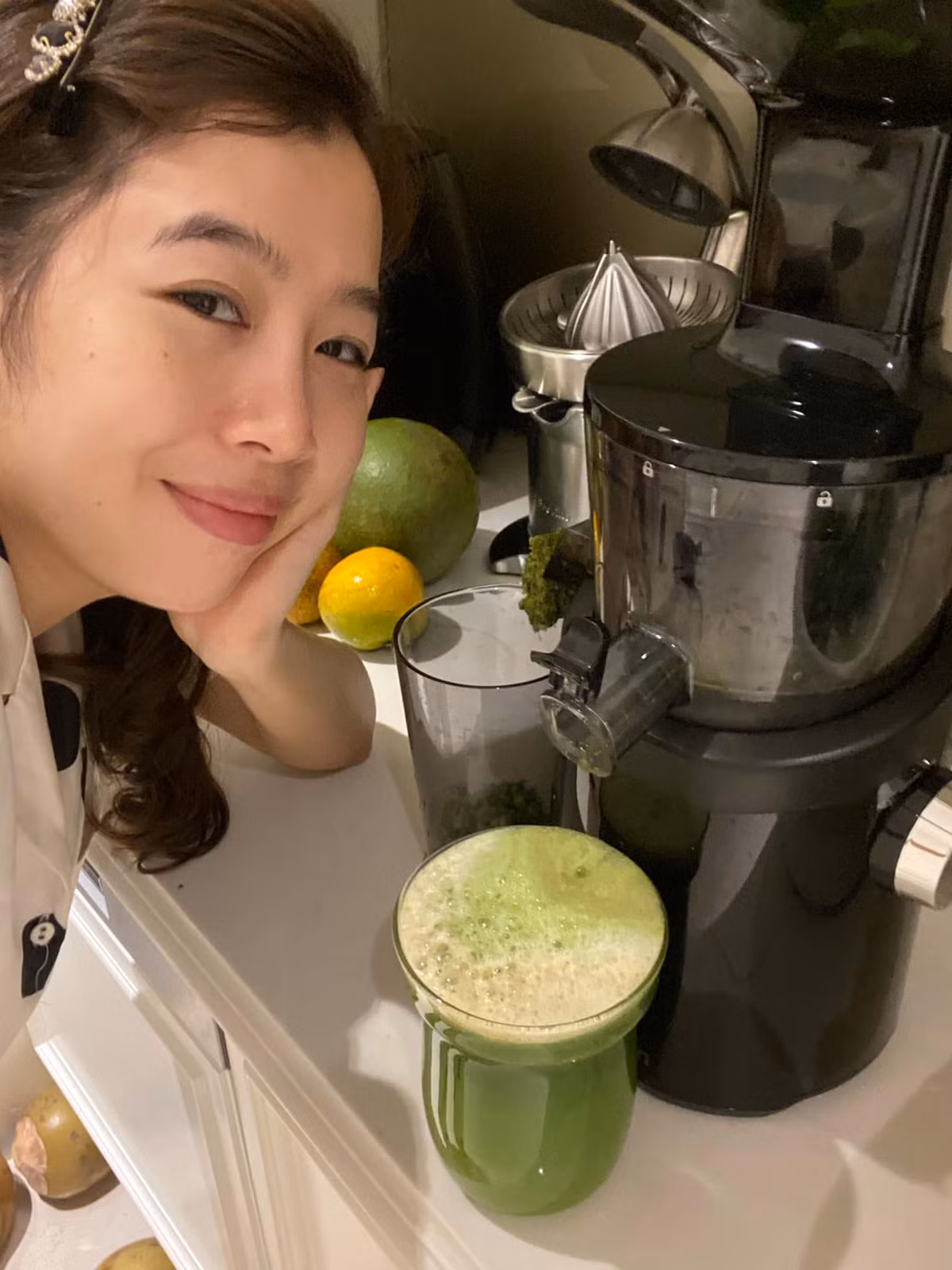 Mới đây, Diệp Chi đã chia sẻ bí quyết để có một cơ thể khỏe mạnh, trẻ trung đó là uống đều đặn hơn 1kg rau củ quả tươi ép. "Mỗi ngày Chi uống hơn 1 cân rau xanh và củ quả tươi. Một rổ rau quả to đùng, ép ra được bao nhiêu nước nguyên chất, chỉ dư lại chút xíu bã. Vậy là bao nhiêu vitamin, khoáng chất, amino acids và enzymes sống từ rau củ đã vào cơ thể mình...