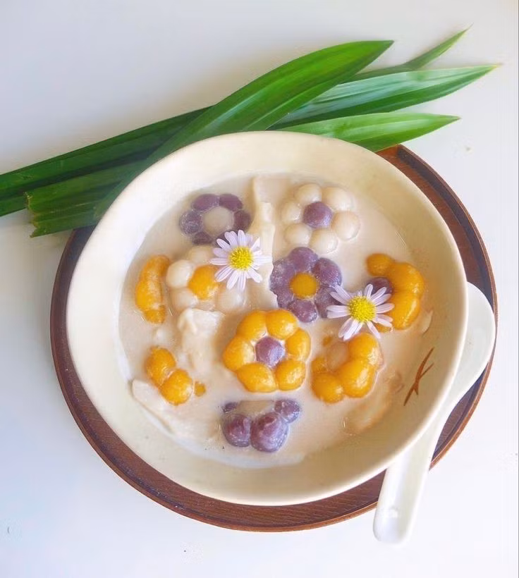Những chiếc bánh hình bông hoa rất xinh xắn, được biến tấu ăn kèm cùng với nước cốt dừa.