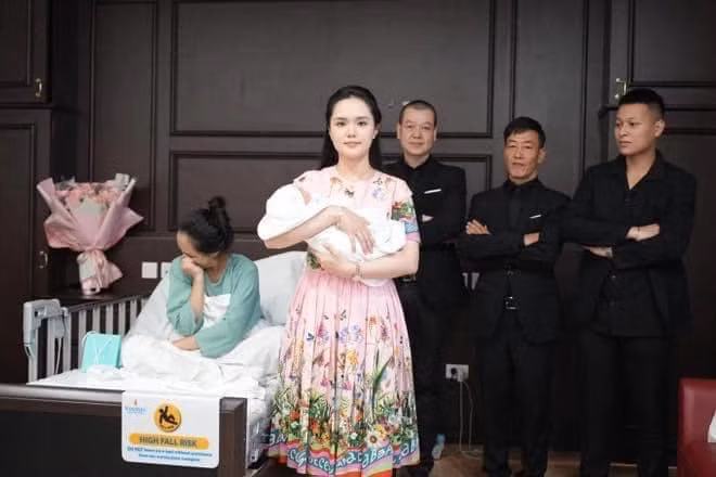 Lúc chụp ảnh chung, Quỳnh Anh và dàn vệ sĩ vẫn giữ nguyên mặt lạnh, còn chị gái Huyền Mi thì vẫn không nhịn nổi cười.
